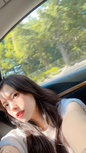 Go Eun-young Instagram - 이 #조명 #온도 #습도 
#셀피 에 딱이군
