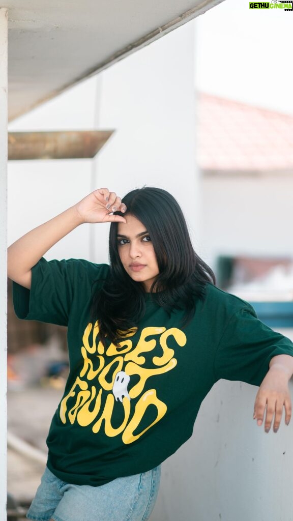 Gopika Ramesh Instagram - The World is your Runway❤‍🔥 🫶🏻Ultra-cool Tees from @mydesignationofficial 🎥: @_shutter__bug @yedukrishnan._ #oversizedtshirts #ootdindia #mydesignation #mydesignationofficial