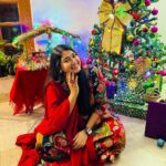 Grace Antony Instagram - Merry Christmas.🎄✨🎅🏻🎁🍷🍰 . . . . 📸 @saleena.hig . . #happychristmas #merrychristmas #christmas #graceantony #hollynight