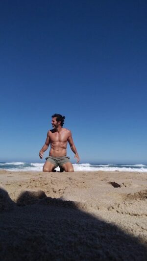 Gustavo Santos Instagram - Percebi, há muitos anos, que o meu corpo preferia a fluidez à força, a dança às barras, o natural ao exagero.

Sempre fiz ginásio.

Vi o meu corpo desenvolver-se, ganhar novas formas e, não raras vezes, até lhe reconheci mérito para ser modelo em aulas de anatomia, tão esculpido o havia feito.

Atingi o meu auge aos trinta e tal anos, quando fui capa da @menshealthportugal .
Uma capa sem photoshop de um corpo sem químicos.

A minha natureza e a minha disciplina trataram de tudo.

Foi uma conquista.

Só que o interesse em ser forte desvaneceu-se e com ele desapareceu, também, a necessidade de consumir animais; as barras, perderam o encanto; e o exagero, após um enorme susto, acordou-me.

E acordar é agarrar num pedaço de consciência e torná-la viva em nós.

Foi aí que percebi que o aspecto físico é muito menos importante do que a saúde do corpo, que o movimento é mais apaixonante do que todos os aparelhos juntos e que explorar a nossa natureza, a sua flexibilidade e o seu peso, é exercício para o resto da vida.

Hoje, não me imagino trancado em ginásios; só desejo salas de prática de Yoga ou areia debaixo dos pés... e dançar.

A verdadeira força está no respeito inabalável por quem somos "Agora".

Abraço forte.