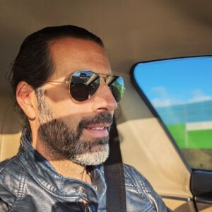 Gustavo Santos Instagram - A liberdade é o meu estilo de vida.

Nada é garantido, nada pode estagnar, nenhuma mudança é impossível.

E isso para mim é estabilidade.

Sinto-me estável sempre que estou em verdade comigo, implique isso as mudanças que implicar.

E assim como vivo com a certeza de que mereço colher tudo o que semeio, também sei que não há colheita sem coragem e resiliência.

Paixão e disciplina.

Sem paixão, não há coragem. Sem disciplina, não há resiliência que sobreviva.

Siga!

Bom fim de semana, gente leve e fresca!