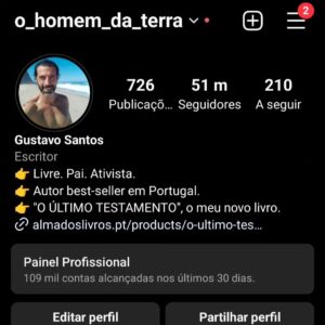 Gustavo Santos Instagram - SOBRE AFIRMAÇÃO!

Estas minhas duas páginas, são dois cavalos de batalha.

Duas forças que avançam em nome do AMOR e da FAMÍLIA, sobre o Medo, o Mal e a Mentira.

E são duas, porque um dia o IG, estrangulou-me a primeira; e se algum dia censurar as duas, passarão a três.

Nunca tive problemas em começar tudo de novo.

Dá-me pica, aliás.

Então, e para os que ainda não perceberam, aqui não encontrarão mi mi mis nem blá blá blás; aqui expõe-se a VERDADE como a vejo, sem adornos nem camuflagens.

É assim que Sou.

Sem papas na língua nem palas nos olhos, que aqui o Medo não manda em nada nem a minha LIBERDADE se encolhe perante preconceitos de ninguém.

É um honra estar vivo.

Sobretudo, nos tempos que atravessamos.

E se cá andamos, não é para obedecermos; é para nos apaixonarmos, para arriscarmos, para vivermos quem somos e, dessa forma, contribuirmos para que este lugar seja melhor do que era quando chegámos.

A nossa intensidade questiona. A nossa leveza, também.

As pessoas param para perguntar-se, como é possível?

Mas é!

Algumas, ousam conhecer-se; outras, desatam a espernear porque não conseguem conviver com a nossa força, com a nossa DIGNIDADE, com a ausência em nós de tudo o que as preenche e atormenta.

Convido-te, então, a seguirmos lado a lado ou, para teu bem, a renderes-te e a seguires outro caminho, outras páginas.

Aqui avança-se e avançar-se-á sempre.

Por AMOR... sem Medo!

Seguimos juntos?