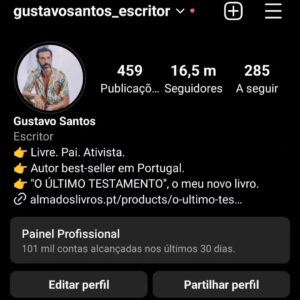 Gustavo Santos Instagram - SOBRE AFIRMAÇÃO!

Estas minhas duas páginas, são dois cavalos de batalha.

Duas forças que avançam em nome do AMOR e da FAMÍLIA, sobre o Medo, o Mal e a Mentira.

E são duas, porque um dia o IG, estrangulou-me a primeira; e se algum dia censurar as duas, passarão a três.

Nunca tive problemas em começar tudo de novo.

Dá-me pica, aliás.

Então, e para os que ainda não perceberam, aqui não encontrarão mi mi mis nem blá blá blás; aqui expõe-se a VERDADE como a vejo, sem adornos nem camuflagens.

É assim que Sou.

Sem papas na língua nem palas nos olhos, que aqui o Medo não manda em nada nem a minha LIBERDADE se encolhe perante preconceitos de ninguém.

É um honra estar vivo.

Sobretudo, nos tempos que atravessamos.

E se cá andamos, não é para obedecermos; é para nos apaixonarmos, para arriscarmos, para vivermos quem somos e, dessa forma, contribuirmos para que este lugar seja melhor do que era quando chegámos.

A nossa intensidade questiona. A nossa leveza, também.

As pessoas param para perguntar-se, como é possível?

Mas é!

Algumas, ousam conhecer-se; outras, desatam a espernear porque não conseguem conviver com a nossa força, com a nossa DIGNIDADE, com a ausência em nós de tudo o que as preenche e atormenta.

Convido-te, então, a seguirmos lado a lado ou, para teu bem, a renderes-te e a seguires outro caminho, outras páginas.

Aqui avança-se e avançar-se-á sempre.

Por AMOR... sem Medo!

Seguimos juntos?