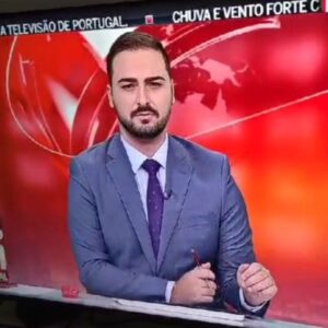 Gustavo Santos Instagram - E AGORA?

AINDA SOBRE O VÍDEO QUE PARTILHEI ONTEM.

O QUE SERÁ QUE ESTA PESSOA VAI FAZER AGORA?

SERÁ HOMEM OU BONECO? LOBO OU OVELHA? DIGNO OU OBEDIENTE?

IRÁ À DIREÇÃO DESTE APEADEIRO DA TELEVISÃO PORTUGUESA, PERGUNTAR PORQUE É QUE PERMITIRAM QUE FIZESSE FIGURA DE URSO EM DIRETO OU FICARÁ CALADO PORQUE, AFINAL DE CONTAS, ESTÁ A VIVER O SEU SONHO; SONHO ESSE, ONDE NÃO PASSA DE CARNE PARA CANHÃO E REALIZA-SE A ENGANAR, CONSTANTEMENTE, OS OUTROS?

SE SE DESPEDISSE OU FIZESSE COM QUE O CANAL EMITISSE UM PEDIDO PÚBLICO DE DESCULPAS, SERIA COMO UM IRMÃO PARA MIM.

VENCERÁ A DIGNIDADE OU O MEDO?

E ISTO DIZ MUITO SOBRE QUEM SÃO, VERDADEIRAMENTE, AS PESSOAS E SOBRE AQUILO A QUE DÃO, VERDADEIRAMENTE, IMPORTÂNCIA.

ABRAÇO FORTE.