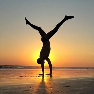 Gustavo Santos Instagram - ESTE ANO, ATÉ VER, FOI ASSIM QUE ME DESPEDI DAS ALTERAÇÕES CLIMÁTICAS, DA EBULIÇÃO GLOBAL, DO PÂNICO, DO CAOS, DA PROPAGANDA ALARMISTA E DO APOCALIPSE GUTERRIANO.

EM GRANDE!

O MAIOR POLUENTE NESTE MUNDO, AINDA QUE GRAVES, NÃO É O PLÁSTICO, NÃO É O BARULHO NEM SÃO OS GASES (não se deixem enganar com a tanga política acerca do C02).

O MAIOR POLUENTE NESTA CASA DE TODOS, É ENERGÉTICO.

É A ENERGIA DE QUEM GERA O MAL, A MENTIRA E O MEDO.

É A EXISTÊNCIA DAQUELES QUE, POR EXEMPLO, DE JATO EM JATO PRIVADO E DE QUALQUER PARTE DO MUNDO PARA DAVOS, SE FECHAM NUMA SALA (e depois em festas promíscuas) PARA DELINEAR ESTRATÉGIAS DE MEDO PARA O POVO E, NESTE CASO ESPECÍFICO, IMAGINEM, CONTROLAR A METEOROLOGIA.

ELES ACHAM QUE SOMOS O GRANDE MAL DESTE PLANETA, COMO TAL, TÊM DE REEDUCAR-NOS, FECHAR-NOS, DESAPOSSESSAR-NOS E CONTROLAR-NOS.

ELES SÃO AS TREVAS.

E QUEM NÃO OS QUESTIONAR E QUEM APENAS SE LIMITAR A OBEDECER-LHES, POLUI DE IGUAL FORMA.

O MUNDO PRECISA DE AMOR, DE CONSCIÊNCIA INDIVIDUAL, AMBIENTAL, POLÍTICA, ECONÓMICA, RELIGIOSA E POR AÍ ADIANTE, MAS NAO É COM MEDO NEM SANÇÕES QUE VAMOS LÁ...

... É ATRAVÉS DE BONS EXEMPLOS.

DE EXEMPLOS QUE PRIMEM PELA NECESSIDADE DE NOS AMARMOS, DE AMARMOS OS OUTROS E A TERRA.

... É ATRAVÉS DE UMA EDUCAÇÃO ALICERÇADA EM MISSÕES DE VIDA, NOS DONS PESSOAIS DE CADA UM E NO VERDADEIRO CONHECIMENTO EM DETRIMENTO DE MÓDULOS FABRIS, IGUAIS PARA TODOS.

O PLANETA NAO ESTÁ EM RISCO NEM A CULPA DE TUDO O QUE LHE ACONTECE É NOSSA.

LIBERTEM-SE DISSO, CAGUEM PARA ESTES GAJOS TODOS E COMECEM POR DESFRUTAR... APENAS DESFRUTAR... DAÍ VIRÁ A GRATIDÃO E DA GRATIDÃO, SEGUIR-SE-Á TUDO O RESTO.

ABRAÇO FORTE.