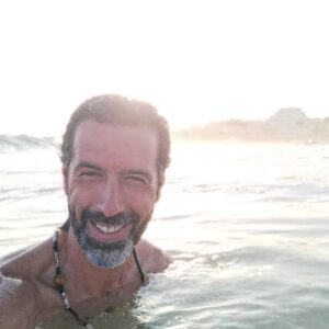 Gustavo Santos Instagram - Inventei a minha vida!

E mesmo perante o que não estava à espera, rapidamente, ou não, soube sempre reinventá-la a partir de cada um desses eventos.

É disso que mais me orgulho.

Disso e de, perante dificuldade alguma, nunca ter concluído que era melhor para mim não ser quem sou e ser o que todos são.

Nunca tive quem mandasse em mim; a não ser a minha mãe, até algures na minha adolescência.

Nunca optei por caminhos inventados por outros, certos e seguros, nem nunca fui atrás de moda nenhuma para parecer bem.

Sou o criador desta minha experiência.

O artista e o responsável também.

Não há criação sem autor. Não há história sem narrador. Não há escolha sem responsabilidade.

E quando me perguntam sobre aquilo em que sou melhor, respondo sempre que é a ser quem sou, sem tirar nem pôr.

Simples assim.

Abraço forte.