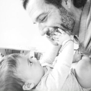 Gustavo Santos Instagram - FOI QUANDO VI NASCER UM PAI EM MIM, QUE DESCOBRI O VERDADEIRO CAMINHO PARA O HOMEM QUE SONHAVA SER.

INCONDICIONAL!

ABRAÇO FORTE.