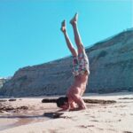 Gustavo Santos Instagram - A DANÇA FEZ-ME PERDER O MEDO DO CHÃO. APRENDI, NESSE TEMPO ÉPICO DA MINHA VIDA, QUE A QUEDA É TRAMPOLIM DA IMAGINAÇÃO, É FAZEDORA DE REALIDADES ANTES SONHADAS, É SEMENTE QUE PODE GERMINAR EM NOÇÃO DE MÉRITO E CONFIANÇA INABALÁVEL. FOI ATRAVÉS DA RESSIGNIFICAÇÃO DA QUEDA, QUE CONSEGUI SUPERAR OS TRAUMAS DA MINHA INFÂNCIA E TRANSFORMAR MUITAS DAS CULPAS A QUE ESTAVA SUJEITO EM PODER PESSOAL. TRANSPORTAR TODA ESSA CONSCIÊNCIA DOS TREINOS E DOS PALCOS PARA A MINHA VIDA PESSOAL, TORNOU-ME NUM HOMEM SEM MEDO DE FALHAR. E ESSE É UM DOS MEUS GRANDES TRUNFOS ATÉ HOJE. CAIR, ERRAR E FALHAR, SÃO ESTÁGIOS DE PASSAGEM OBRIGATÓRIA PARA QUEM SABE O QUE QUER E NÃO HÁ COMO CHEGAR LÁ SEM PASSAR POR ELES. E AQUI ESTOU EU, UM GEMINIANO ARMADO EM ESCORPIÃO... DEPOIS DE TENTATIVAS SUCESSIVAS E MUITA AREIA EM TODOS OS INTERVALOS DOS DENTES 🤣! ABRAÇO FORTE. Praia do Sul