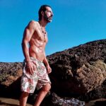 Gustavo Santos Instagram - ALERTA MÁXIMO: CALOR EM OUTUBRO! "O quê? As praias cheias de gente? As pessoas a divertirem-se?" Eu aqui, a expandir-me e a nutrir-me, e imagino o Guterres fora de si, engravatado e trancado no seu escritório das Nações Unidas, a criar o próximo título para assustar a malta. De "Alterações Climáticas" passou para "Ebolição Global"... o que virá agora? Malta, não tenham medo nem se deixem levar por propagandas manipuladoras. Esta malta é paga para nos assustar e trancar-nos em casa enquanto eles passeiam de jato e de festa em festa. Fazem muito bem em estar na praia ou na rua. A vida é para ser desfrutada. Tenham bons hábitos convosco, com os outros e com a Terra. Abraço, bons mergulhos ou bons passeios! Praia do Sul