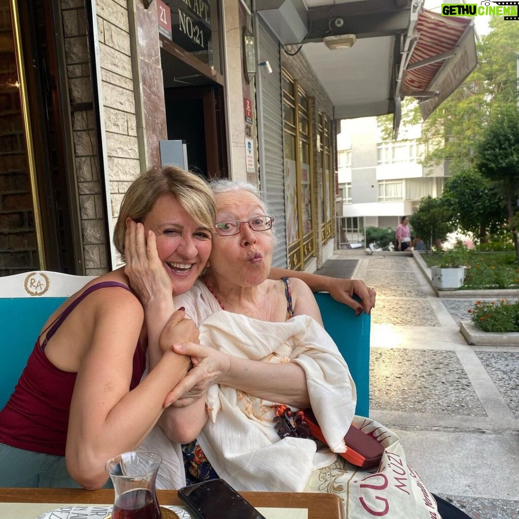 Hülya Gülşen Irmak Instagram - Ne kadar şanslıyım🙏Hayran olduğum muhteşem bir oyuncu ve harika kadın Meral Çetinkaya ile anne kız oynuyorum🧿🦋🙏#karanlıktaıslıkçalanlar Tunalı Hilmi Caddesi
