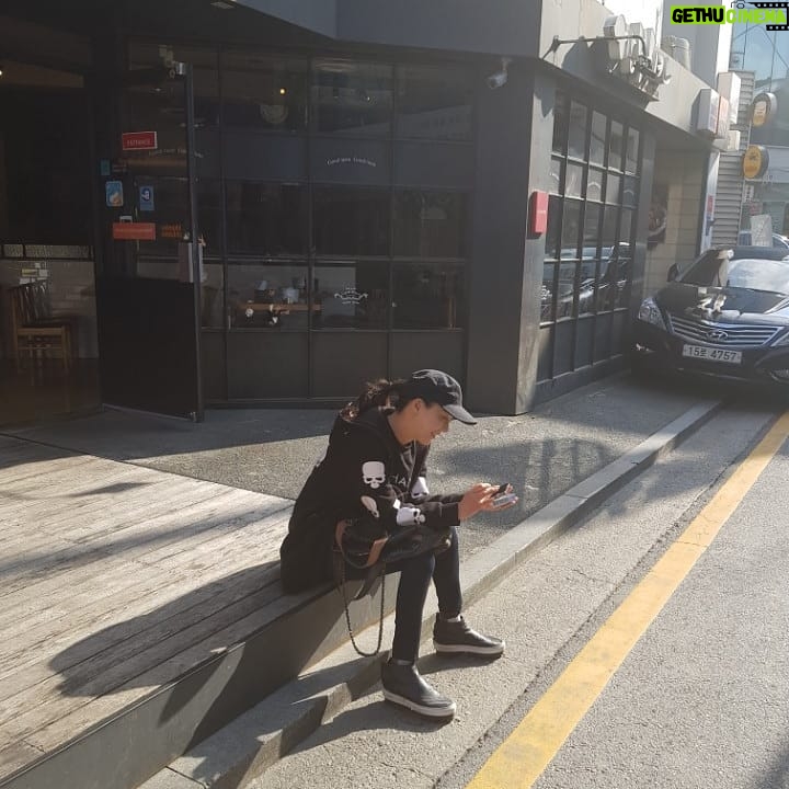 Han Go-eun Instagram - 날이 너무 좋아서.. 잠시 주저앉아 햇살 쬐어봅니다..