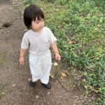 Han Ji-hye Instagram - 신발에 모레 들어갔다고 혼자 빼려다 더 묻히는 슬이 ㅋ 외하삐와, 아빠랑 커플룩, 새장화, 썬글라스 슬이. 잘있어요🤗