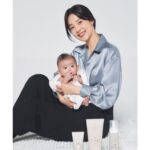 Han Ji-hye Instagram - 안녕하세용🤗 제가 웜리(Warmly) 의 스킨케어 라인의 공식 엠버서더가 되었어요!^^ 웜리는 0세 아기부터 엄마,아빠까지 온 가족이 사용할수 있는 순한 성분의 비건(Vegan) 제품들을 선보이는데요 특별하게 지금 스킨케어 전 제품을 할인판매하는 프로모션을 진행한다고 하니 네이버 웜리 브랜드스토어를 둘러보시고 필요한 제품들 구매해두셔도 좋을것같아요^^ 우리 아기에게, 아이키우는 엄마들에게 필요한 좋은 제품들 많이 선보이는 웜리도 많은 사랑 부탁드립니당🥰 #웜리 @warmly_official