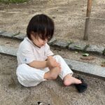 Han Ji-hye Instagram - 신발에 모레 들어갔다고 혼자 빼려다 더 묻히는 슬이 ㅋ 외하삐와, 아빠랑 커플룩, 새장화, 썬글라스 슬이. 잘있어요🤗