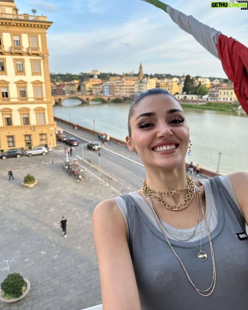 Hande Erçel Instagram - 🤩🫠🤭