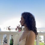 Hande Yılmaz Instagram - everyone just runs away🌸🐚