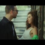 Hande Yılmaz Instagram - “aşk beni yendi” klibimiz yayında🌻 @oguzhankoctv @mali.ergin