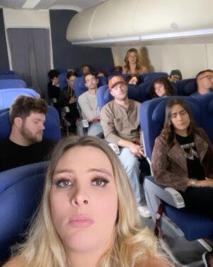 Hannah Stocking Instagram - When you don’t sit next to your best friend 🥺😂 (Wait for it) 

Cuando no te sientas junto a tu mejor amiga 🥺😂