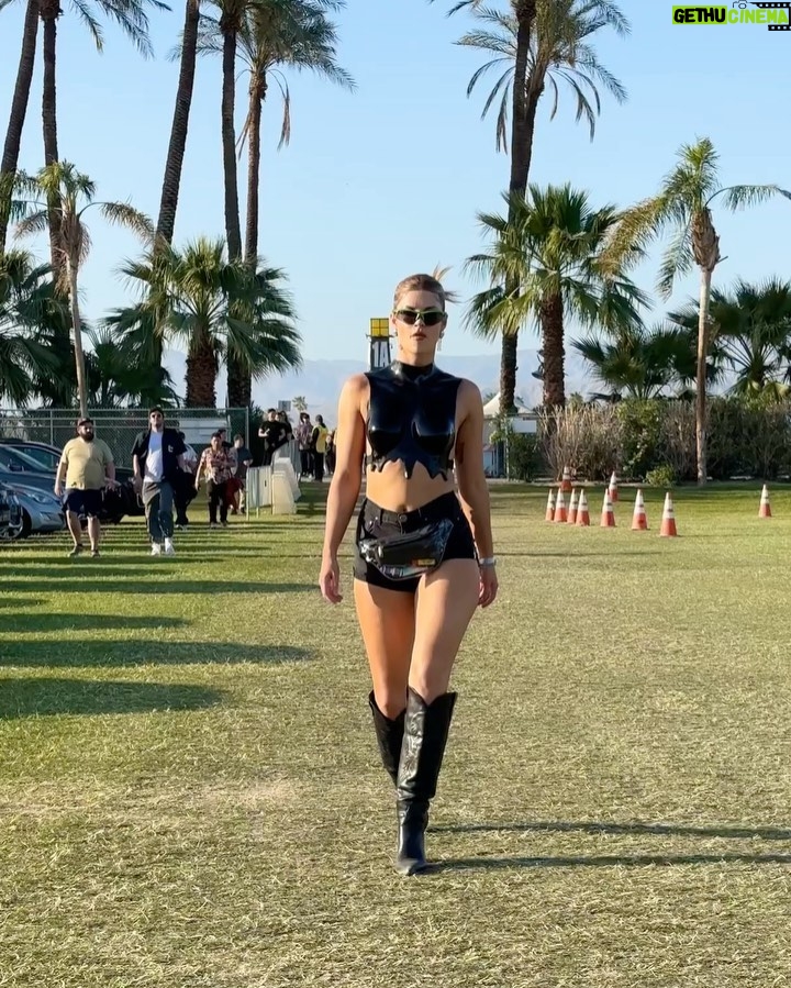 Hannah Stocking Instagram - COACHELLA DAY 2 🎡🌵 Coachella