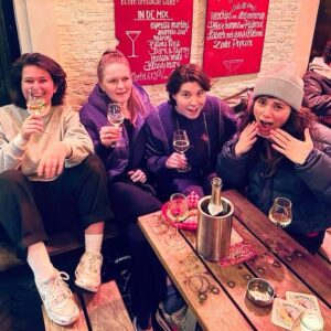 Hanna van Vliet Instagram - OMG we kunnen eindelijk weer iets met jullie delen! We zijn bezig met een nieuwe film!! Het is geen vervolg ANNE+, maar natuurlijk wel weer lekker queer. En we hebben geld gekregen van het Filmfonds voor het ontwikkelen van het scenario! Samen met @labyrintfilm werken we de komende tijd aan DE KNALPOT. Een nieuwe speelfilm van de makers van ANNE+. Houd ons account in de gaten :) x Val, Hanna en Maud. 🚗💨