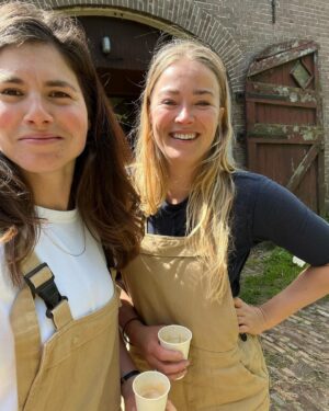 Hanna van Vliet Instagram - Met gevaar voor eigen leven op bezoek op de boerderij, bij de ongeëvenaarde @ravenvandorst.❤️ 
Bloed vloeide, bier, leuke gesprekken en verhitte sjoelwedstrijden met @geraldine_kemper ook.🥵 En die hooimijt heeft een mooi nieuw dakkie. 

Vanavond op tv bij @npo_3 en anders eeuwig terug te zien op NPO start. 

#boerderijvandorst