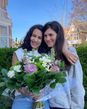 Hanna van Vliet Instagram - Ohhhh ik ben al dagen aan het stuiteren!!! ANNE+ begon 6 jaar geleden als een grassroots film project met allemaal jonge makers die gratis meewerkten, omdat iedereen het belangrijk vond om te zorgen voor een genuanceerdere representatie van (queer) vrouwen. Nu zijn we twee seizoenen en een speelfilm verder, en krijgen we van over de hele wereld ontroerende berichtjes van mensen die zich door het project geholpen voelen en een beetje meer zichzelf durven zijn. Dat is natuurlijk de échte prijs.❤️
Maar ik vind het ook belangrijk dat we door onze eigen filmindustrie gezien worden, zeker met het oog op de ongelijkheid die er nog is. We wilden méér toffe vrouwenrollen dus we schreven ze! Deze Gouden Kalf nominaties (Dutch Academy Awards) zijn een geweldige afsluiting van 6 jaar werk.😭❤️
Heel trots op @maudwie en @valeriebis. En ook op @joumanfattal die zo fijn is om mee te spelen, en die al vanaf het allereerste begin keihard voor het project gaat en er zo veel liefde en professionaliteit in heeft gestopt. 
Bedankt voor het stemmen lieve Academy leden!! 
🤞🤞🤞

@anneplus @millstreetfilms @netflixnl @nederlandsfilmfestival @dutchacademyforfilm