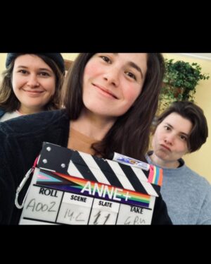 Hanna van Vliet Instagram - Ohhhh ik ben al dagen aan het stuiteren!!! ANNE+ begon 6 jaar geleden als een grassroots film project met allemaal jonge makers die gratis meewerkten, omdat iedereen het belangrijk vond om te zorgen voor een genuanceerdere representatie van (queer) vrouwen. Nu zijn we twee seizoenen en een speelfilm verder, en krijgen we van over de hele wereld ontroerende berichtjes van mensen die zich door het project geholpen voelen en een beetje meer zichzelf durven zijn. Dat is natuurlijk de échte prijs.❤️
Maar ik vind het ook belangrijk dat we door onze eigen filmindustrie gezien worden, zeker met het oog op de ongelijkheid die er nog is. We wilden méér toffe vrouwenrollen dus we schreven ze! Deze Gouden Kalf nominaties (Dutch Academy Awards) zijn een geweldige afsluiting van 6 jaar werk.😭❤️
Heel trots op @maudwie en @valeriebis. En ook op @joumanfattal die zo fijn is om mee te spelen, en die al vanaf het allereerste begin keihard voor het project gaat en er zo veel liefde en professionaliteit in heeft gestopt. 
Bedankt voor het stemmen lieve Academy leden!! 
🤞🤞🤞

@anneplus @millstreetfilms @netflixnl @nederlandsfilmfestival @dutchacademyforfilm