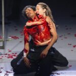 Hanna van Vliet Instagram - Ok PENTHESILEA is echt waanzinnig. Los van dat ik uit elkaar knal van trots op @ilkepaddenburg waar ik écht met open mond naar heb gekeken (ja sorry hoor gewoon beste actrice van Nederland😭❤️‍🔥) deed de voorstelling me ook nadenken over m’n eigen activisme, over de balans tussen ego en verbinding. En dat dan met allemaal sexy rocksterren die HEEL mooi zingen @eefjepaddenburg @felix_schellekens @maartiemaartie @stevenvanwatermeulen en natuurlijk vooral lievelings @jessemensah_ zo sterk én grappig én kwetsbaar als Achilles (fuck yes 2023), wat een verademing!!! Of om 5 sterren NRC te quoten: ”Zo toont Arbo, op ontroerende wijze, een zoektocht naar kwetsbaarheid en vrijheid in een universum waar de agressie nooit ver weg is.” GA HET ZIEN! (als je zin hebt natuurlijk hè) @elinearbo @thijsvanvuure @internationaaltheateramsterdam @ilkepaddenburg 😍 📷 @fabiancalis