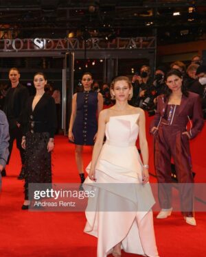 Hanna van Vliet Instagram - EUROPEAN SHOOTING STARS 2022 
🌟🌟🌟🌟🌟🌟🌟🌟
Thank you so much @europeanfilmpromotion for this ADVENTURE with so many inspring people. For instance my 9 fellow European ganz geiler “shooties” CHECK THEM OUT because they all rock in making (we love) European cinema. 
🔥@mariereuther @evinahmad @souheila.yacoub @gracijafilipovic @emilio_sakraya_ @timonsturbej @anamariavartolomei_ @joaonunesmonteiro @clare.dunnebear 🔥

And so many talks, casting directors, dinners, crazy glamorous red carpets and beautiful films at the @berlinale. It was a great honor. 

Love you @solidbasemanagement, heeeel erg bedankt @filmsfromthenetherlands en lieve @idoabram, and thanks for taking such good care of us @magi_go and team. I hope we’ll be back next year um ein bisschen echte Berlinale Party zu machen weet je wel. 

#europeanshootingstars #berlinale #solidbasemanagement #europeanfilmpromotion 📸 @gettyimages @andreas.rentz