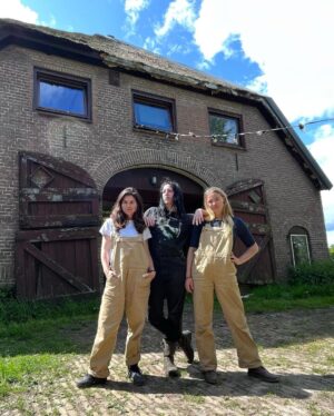 Hanna van Vliet Instagram - Met gevaar voor eigen leven op bezoek op de boerderij, bij de ongeëvenaarde @ravenvandorst.❤️ 
Bloed vloeide, bier, leuke gesprekken en verhitte sjoelwedstrijden met @geraldine_kemper ook.🥵 En die hooimijt heeft een mooi nieuw dakkie. 

Vanavond op tv bij @npo_3 en anders eeuwig terug te zien op NPO start. 

#boerderijvandorst
