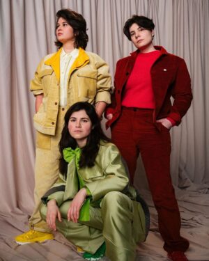 Hanna van Vliet Instagram - ANNE+ HITS NETFLIX!!!
🔥🌎🏳️‍🌈🌍🏳️‍⚧️🌏🔥

So so so proud of this beautiful rainbow of people. 💜
Pffffff, it’s unreal!! As young queer creators without any budget, we started a webseries from the ideal to bring more nuanced and positive LGBTQ+ representation to the Netherlands. After six years of hard work and queer joy we are here, for the ENTIRE WORLD to see! 🏳️‍🌈🏳️‍⚧️
So please GO WATCH on @netflix now, celebrate queerness and tell your friends all around the globe!!! 🔥

Love you my partners in crime @maudwie @valeriebis ❤️

📸 @tengbehkamara 
👔 @marjabennenbroek 
💄 @claytonleslie 

#anneplusfilm #anneplus #netflix #lgbtq #queerfilm #queeractors #queercreators #netflixnl