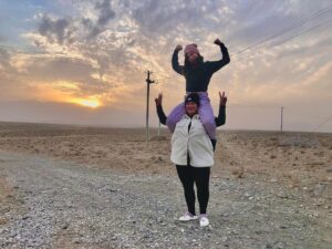 Hanna van Vliet Instagram - ‘De Gevaarlijkste Wegen’ van OEZBEKISTAN overleefd!!
Dit was zo’n groot avontuur en zo’n ongelooflijk mooi land!!! Vanaf de hoofdstad Tashkent reden we richting de parel van de zijderoute: Samarkand. Door een regio vol eeuwenoude gebruiken en tradities. Door toendra en bergen, bij lieve mensen thuis slapen, muziek, bijzonder eten, yurts, een opvanghuis voor vrouwen die slachtoffer zijn van huiselijk geweld. En urenlang kletsen en zingen en lachen met @esmeevankampen - die ik nog kende van heel vroeger.💜 
Ga kijken als je zin hebt! Vanavond 20.20 op @npo_3, of anytime op je laptoppie.
#degevaarlijkstewegen