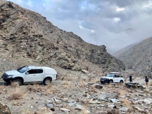 Hanna van Vliet Instagram - ‘De Gevaarlijkste Wegen’ van OEZBEKISTAN overleefd!!
Dit was zo’n groot avontuur en zo’n ongelooflijk mooi land!!! Vanaf de hoofdstad Tashkent reden we richting de parel van de zijderoute: Samarkand. Door een regio vol eeuwenoude gebruiken en tradities. Door toendra en bergen, bij lieve mensen thuis slapen, muziek, bijzonder eten, yurts, een opvanghuis voor vrouwen die slachtoffer zijn van huiselijk geweld. En urenlang kletsen en zingen en lachen met @esmeevankampen - die ik nog kende van heel vroeger.💜 
Ga kijken als je zin hebt! Vanavond 20.20 op @npo_3, of anytime op je laptoppie.
#degevaarlijkstewegen