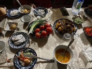 Hanna van Vliet Instagram - ‘De Gevaarlijkste Wegen’ van OEZBEKISTAN overleefd!!
Dit was zo’n groot avontuur en zo’n ongelooflijk mooi land!!! Vanaf de hoofdstad Tashkent reden we richting de parel van de zijderoute: Samarkand. Door een regio vol eeuwenoude gebruiken en tradities. Door toendra en bergen, bij lieve mensen thuis slapen, muziek, bijzonder eten, yurts, een opvanghuis voor vrouwen die slachtoffer zijn van huiselijk geweld. En urenlang kletsen en zingen en lachen met @esmeevankampen - die ik nog kende van heel vroeger.💜 
Ga kijken als je zin hebt! Vanavond 20.20 op @npo_3, of anytime op je laptoppie.
#degevaarlijkstewegen