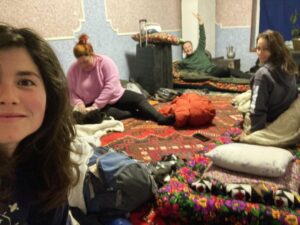 Hanna van Vliet Instagram - ‘De Gevaarlijkste Wegen’ van OEZBEKISTAN overleefd!!
Dit was zo’n groot avontuur en zo’n ongelooflijk mooi land!!! Vanaf de hoofdstad Tashkent reden we richting de parel van de zijderoute: Samarkand. Door een regio vol eeuwenoude gebruiken en tradities. Door toendra en bergen, bij lieve mensen thuis slapen, muziek, bijzonder eten, yurts, een opvanghuis voor vrouwen die slachtoffer zijn van huiselijk geweld. En urenlang kletsen en zingen en lachen met @esmeevankampen - die ik nog kende van heel vroeger.💜 
Ga kijken als je zin hebt! Vanavond 20.20 op @npo_3, of anytime op je laptoppie.
#degevaarlijkstewegen