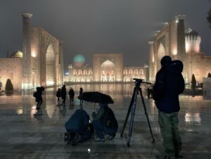 Hanna van Vliet Instagram - ‘De Gevaarlijkste Wegen’ van OEZBEKISTAN overleefd!!
Dit was zo’n groot avontuur en zo’n ongelooflijk mooi land!!! Vanaf de hoofdstad Tashkent reden we richting de parel van de zijderoute: Samarkand. Door een regio vol eeuwenoude gebruiken en tradities. Door toendra en bergen, bij lieve mensen thuis slapen, muziek, bijzonder eten, yurts, een opvanghuis voor vrouwen die slachtoffer zijn van huiselijk geweld. En urenlang kletsen en zingen en lachen met @esmeevankampen - die ik nog kende van heel vroeger.💜 
Ga kijken als je zin hebt! Vanavond 20.20 op @npo_3, of anytime op je laptoppie.
#degevaarlijkstewegen