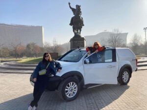 Hanna van Vliet Instagram - ‘De Gevaarlijkste Wegen’ van OEZBEKISTAN overleefd!!
Dit was zo’n groot avontuur en zo’n ongelooflijk mooi land!!! Vanaf de hoofdstad Tashkent reden we richting de parel van de zijderoute: Samarkand. Door een regio vol eeuwenoude gebruiken en tradities. Door toendra en bergen, bij lieve mensen thuis slapen, muziek, bijzonder eten, yurts, een opvanghuis voor vrouwen die slachtoffer zijn van huiselijk geweld. En urenlang kletsen en zingen en lachen met @esmeevankampen - die ik nog kende van heel vroeger.💜 
Ga kijken als je zin hebt! Vanavond 20.20 op @npo_3, of anytime op je laptoppie.
#degevaarlijkstewegen