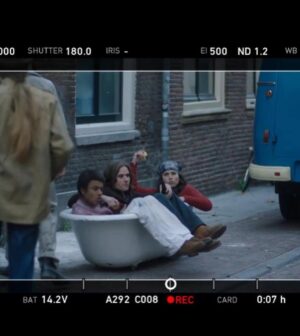Hanna van Vliet Instagram - DE DROOM VAN DE JEUGD
casual behind the scenes verbouwingstrio: Alex, Carla en Max - 1972.
#dedroomvandejeugd #kroncrv #topkapiseries najaar 2022 op je schermpie 
💜 @schouwbram @macblok @topkapifilms