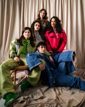 Hanna van Vliet Instagram - ANNE+ HITS NETFLIX!!!
🔥🌎🏳️‍🌈🌍🏳️‍⚧️🌏🔥

So so so proud of this beautiful rainbow of people. 💜
Pffffff, it’s unreal!! As young queer creators without any budget, we started a webseries from the ideal to bring more nuanced and positive LGBTQ+ representation to the Netherlands. After six years of hard work and queer joy we are here, for the ENTIRE WORLD to see! 🏳️‍🌈🏳️‍⚧️
So please GO WATCH on @netflix now, celebrate queerness and tell your friends all around the globe!!! 🔥

Love you my partners in crime @maudwie @valeriebis ❤️

📸 @tengbehkamara 
👔 @marjabennenbroek 
💄 @claytonleslie 

#anneplusfilm #anneplus #netflix #lgbtq #queerfilm #queeractors #queercreators #netflixnl