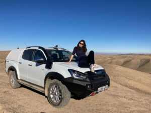 Hanna van Vliet Instagram - ‘De Gevaarlijkste Wegen’ van OEZBEKISTAN overleefd!!
Dit was zo’n groot avontuur en zo’n ongelooflijk mooi land!!! Vanaf de hoofdstad Tashkent reden we richting de parel van de zijderoute: Samarkand. Door een regio vol eeuwenoude gebruiken en tradities. Door toendra en bergen, bij lieve mensen thuis slapen, muziek, bijzonder eten, yurts, een opvanghuis voor vrouwen die slachtoffer zijn van huiselijk geweld. En urenlang kletsen en zingen en lachen met @esmeevankampen - die ik nog kende van heel vroeger.💜 
Ga kijken als je zin hebt! Vanavond 20.20 op @npo_3, of anytime op je laptoppie.
#degevaarlijkstewegen