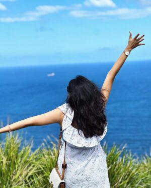 Harika Narayan Instagram - 🌊♾️❤️✨
.
.
.
#traveldiaries #scenic #nature #happiness #airinmyhair #beach #australia #harikanarayan travels ❤️