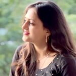 Harika Narayan Instagram - Remembering the days when I used to listen to this beautiful song while growing up🤍🎶💫 . . . Arranged & mixed by @bharath_manchiraju #nostalgia #shiva #musical #tatvam #coversong #harikanarayan