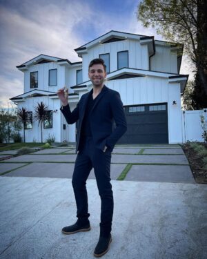 Harry-James Thornton Instagram - The key to success is consistency🔑 🏡 
Let me help you find the keys to your future!

#compass #akg #aaronkirmangroup #realtor #realestateagent #dreamhome #fha #conventional #luxuryestates #harryjamesthornton #zillow #hasselhoffestates #malibu #losangeles #larealestate #larealtor #beverlyhills #pacificpalisades #brentwood #calabasas #calabasashomes #calabasasrealestate #pacificpalisadesrealestate #pacificpalisadesvillage #santamonica #californiarealestateagent #californiarealtor #californiarealestate