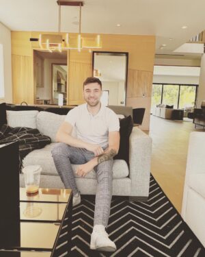 Harry-James Thornton Instagram - Living the dream 😎🏠