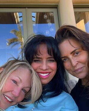 Heather Locklear Instagram - Hi it’s @askjillian and since you all admired the painting I did earlier, here our unedited version ….. Friends are the most important and amazing ppl. I love these girls. ❤️❤️❤️❤️❤️❤️❤️❤️❤️❤️❤️❤️ Thanks for your love and support. New beginnings #freedom#single #friends