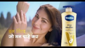 Heena Achhra Instagram - KASHMIR✅+ CHIFFON SAREE✅ = HEROINE FEELS🫶

Unveil your skin’s HEROINE within with VASELINE Deep moisture- Where every drop is a moment of radiant resilience

@vaselineindia 
@nowitsabhi @ghantaghartalkies 

Production:- @goodmorningfilms 
Producer :- @tashivi 
Director:- @anvita_dee 
Singer :- @debanjalibjoshi 
Costars :- @taniishasharma @vaishnavipatwardhan 
Casting director:- @castingbay @act_shubhi

#heerachhra #vaseline #goodmorningfilms #wintermoisturizer