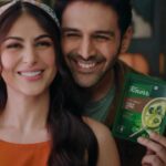 Heena Achhra Instagram - WAY TOO CUTE TO HANDLE 🤟 @kartikaaryan Behind every great soup,there’s an even greater chef! Mausam Broccoli soup ka🥣 @knorr_india Directed by:- @shwetabhvarma Production:- @milestonefilmstv Makeup by:- @billymanik81 Hair by:- @hairstylist_madhav2.0 #heerachhra #kartikaaryan #knorr