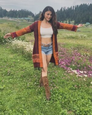 Heena Achhra Instagram - Swipe right to have a sneak peak of my Kashmir playlist 🎵🎶⛄️❄️ 
.
.
.
#heerachhra #kashmir #luckyali