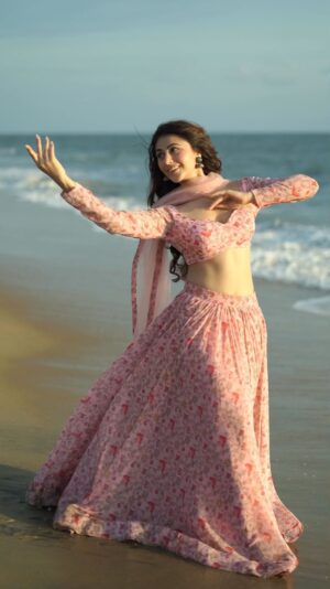 Heena Achhra Instagram - Floral darling 🌸🌷☀️

.
.
.
Shot by:- @chitrapriyadarshini 
Makeup &hair by:-
dynamitepikachu 
Edited by:- @swayammsaksham 
#heerachhra #southindian #telugulove