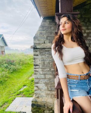 Heena Achhra Instagram - Swipe right to have a sneak peak of my Kashmir playlist 🎵🎶⛄️❄️ 
.
.
.
#heerachhra #kashmir #luckyali